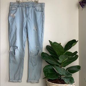 H&M Light wash ripped mom jean